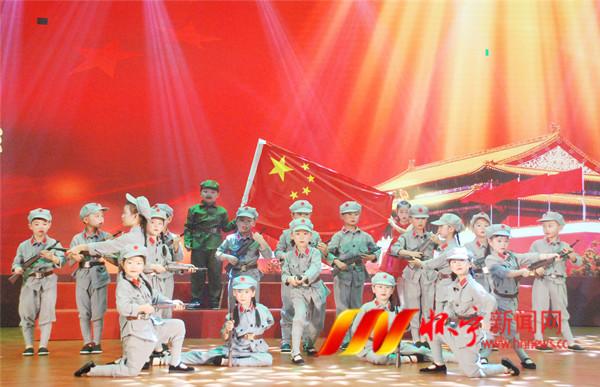 被潜水衣勒出道道血痕，重庆小伙负重50斤潜水50米建大桥